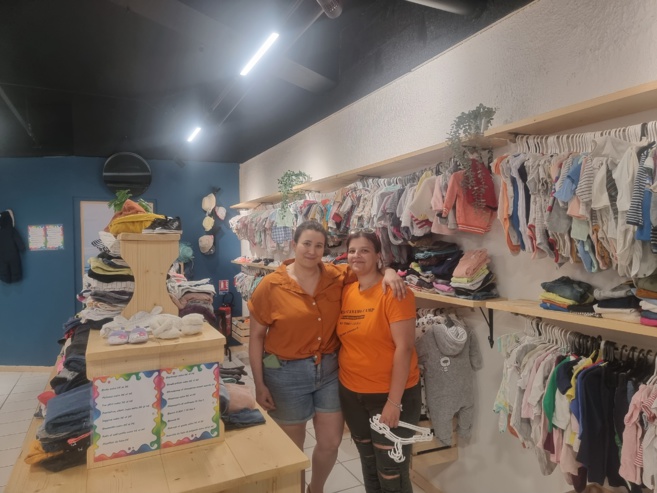 Des vêtements pour enfants à bas coup. Des vêtements pour enfants à bas coup.