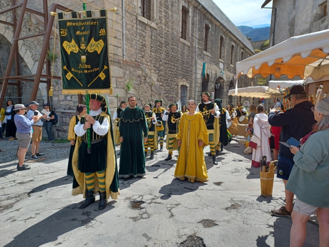 Du monde en costume pour la fête médiévale Du monde en costume pour la fête médiévale