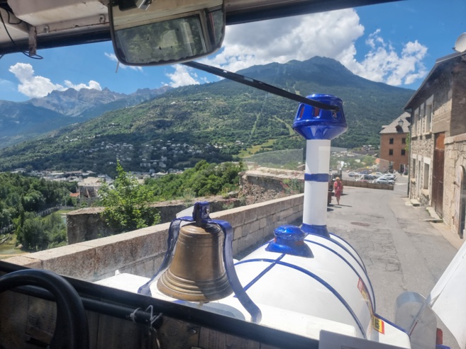 une balade à bord du petit train offerte aux résidents d'établissement de santé Briançonnais une balade à bord du petit train offerte aux résidents d'établissement de santé Briançonnais