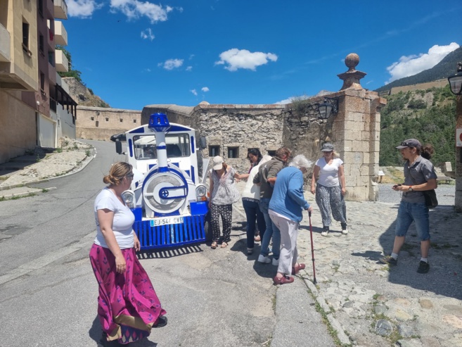 une balade à bord du petit train offerte aux résidents d'établissement de santé Briançonnais une balade à bord du petit train offerte aux résidents d'établissement de santé Briançonnais