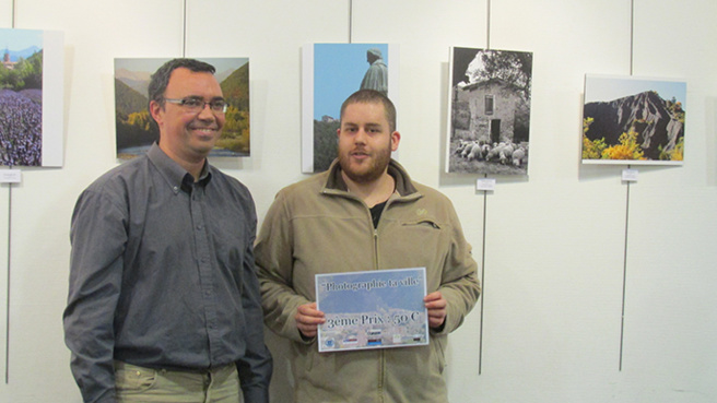 Ils sont récompensés pour avoir photographié leur ville. Ils sont récompensés pour avoir photographié leur ville.