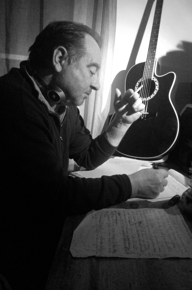 Musik d'ici et d'ailleurs : Eric Carrizey, présentation d'un auteur compositeur qui n'a jamais laché l'affaire. Musik d'ici et d'ailleurs : Eric Carrizey, présentation d'un auteur compositeur qui n'a jamais laché l'affaire.