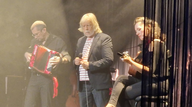 A Digne les bains, Renaud a fait le plein d'amour. A Digne les bains, Renaud a fait le plein d'amour.