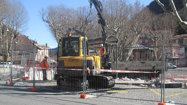 Les travaux de la Place du Général de Gaulle vont bon train à Digne. Les travaux de la Place du Général de Gaulle vont bon train à Digne.