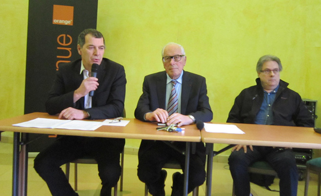 Le premier client manosquin « fibré » d’Orange a été récompensé Le premier client manosquin « fibré » d’Orange a été récompensé