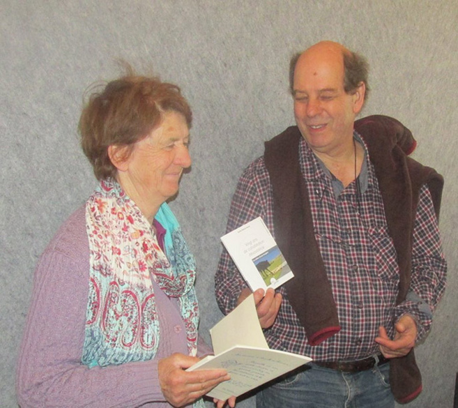 Une bergère hurle sa colère dans un livre. Une bergère hurle sa colère dans un livre.