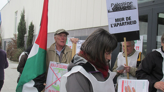 Boycott de produits israéliens organisé par France Palestine Solidarité du 04 devant un supermarché à Digne Boycott de produits israéliens organisé par France Palestine Solidarité du 04 devant un supermarché à Digne