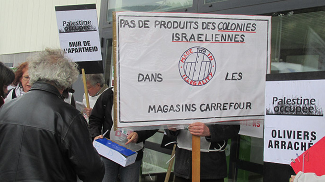 Boycott de produits israéliens organisé par France Palestine Solidarité du 04 devant un supermarché à Digne Boycott de produits israéliens organisé par France Palestine Solidarité du 04 devant un supermarché à Digne