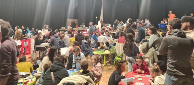 La salle du Queyron en fin d'après midi © Pics et Colegram La salle du Queyron en fin d'après midi © Pics et Colegram