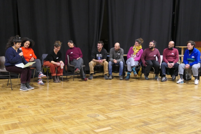 Un groupe présente sa scène Un groupe présente sa scène