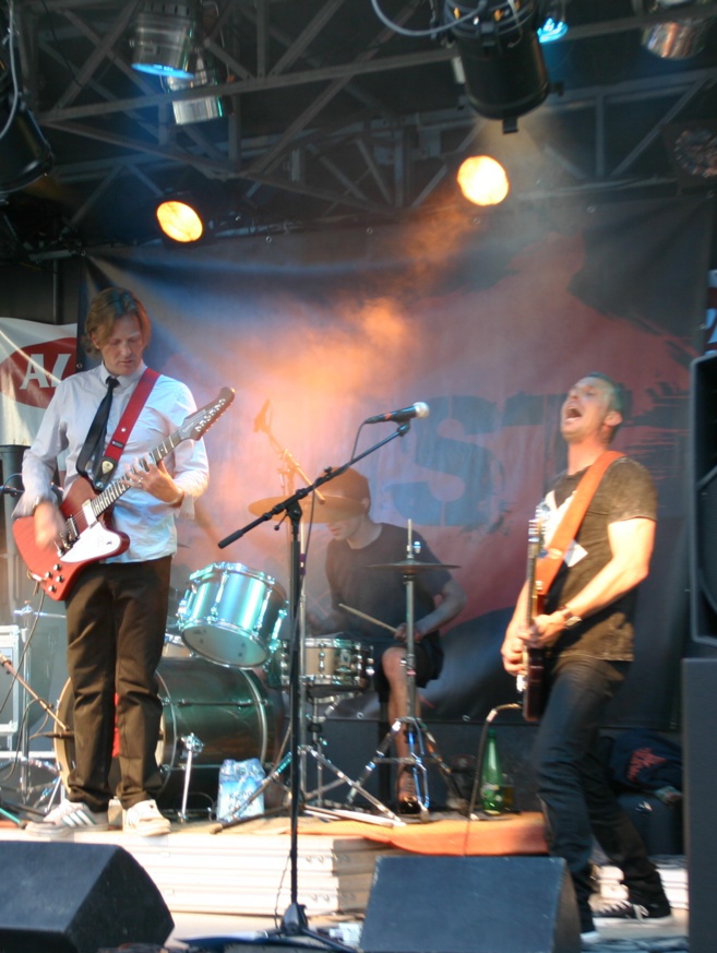 Ils aiment la musique qui a la pêche et le font savoir. Ils aiment la musique qui a la pêche et le font savoir.