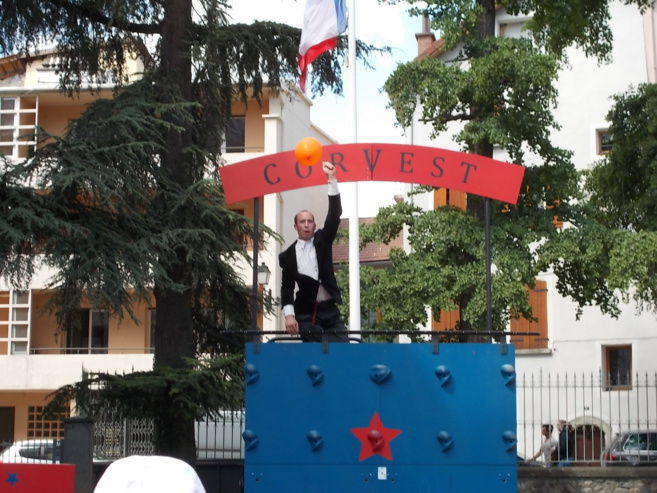 Clown acrobate burlesque dans le festival Tous Dehors Clown acrobate burlesque dans le festival Tous Dehors