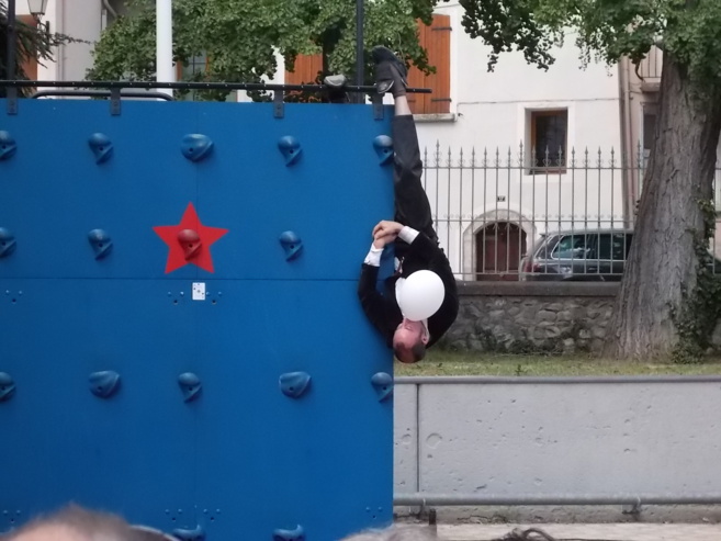 Clown acrobate burlesque dans le festival Tous Dehors