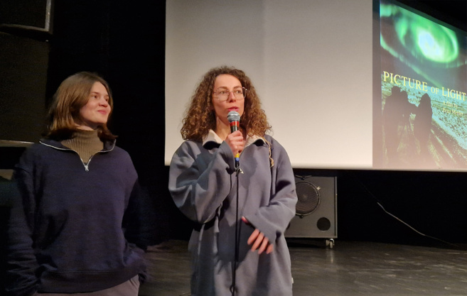 2 étudiantes à l'école d'art IDBL présentent le film Picture of Light et le lien avec l'exposition (un)visible ! 2 étudiantes à l'école d'art IDBL présentent le film Picture of Light et le lien avec l'exposition (un)visible !