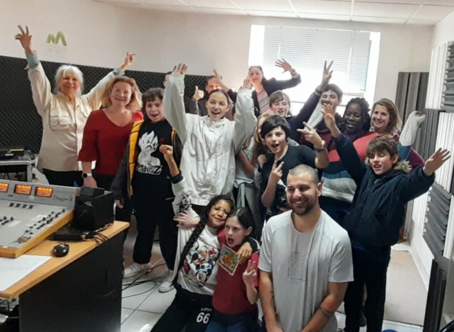 Une émission spéciale, réalisée et animée par les élèves du club journal du collège du Mont d'Or de Manosque Une émission spéciale, réalisée et animée par les élèves du club journal du collège du Mont d'Or de Manosque