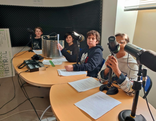 Une émission spéciale, réalisée et animée par les élèves du club journal du collège du Mont d'Or de Manosque Une émission spéciale, réalisée et animée par les élèves du club journal du collège du Mont d'Or de Manosque