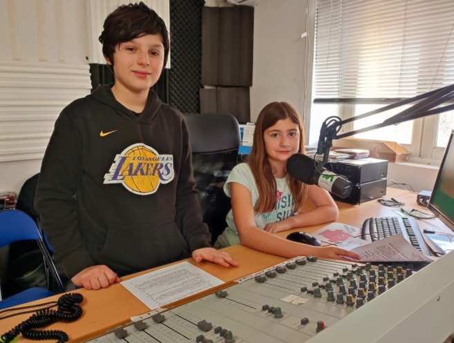 Une émission spéciale, réalisée et animée par les élèves du club journal du collège du Mont d'Or de Manosque Une émission spéciale, réalisée et animée par les élèves du club journal du collège du Mont d'Or de Manosque