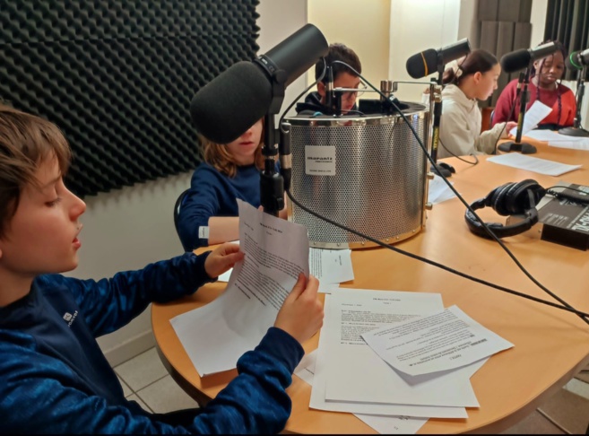 Une émission spéciale, réalisée et animée par les élèves du club journal du collège du Mont d'Or de Manosque Une émission spéciale, réalisée et animée par les élèves du club journal du collège du Mont d'Or de Manosque