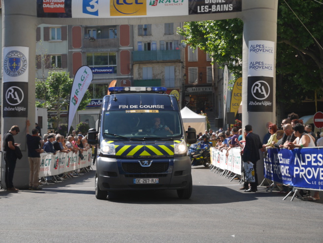 La petite reine dans la roue de Bernard Thévenet et Bernard Hinault La petite reine dans la roue de Bernard Thévenet et Bernard Hinault