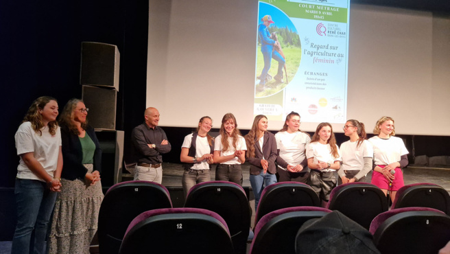 Des femmes cheffes d'exploitation agricole interviewées par des étudiantes du lycée de Carmejane. Des femmes cheffes d'exploitation agricole interviewées par des étudiantes du lycée de Carmejane.