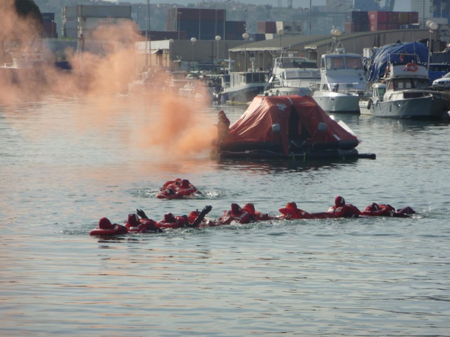 Au Rad'lo ou l'apprentissage de la survie en mer Au Rad'lo ou l'apprentissage de la survie en mer