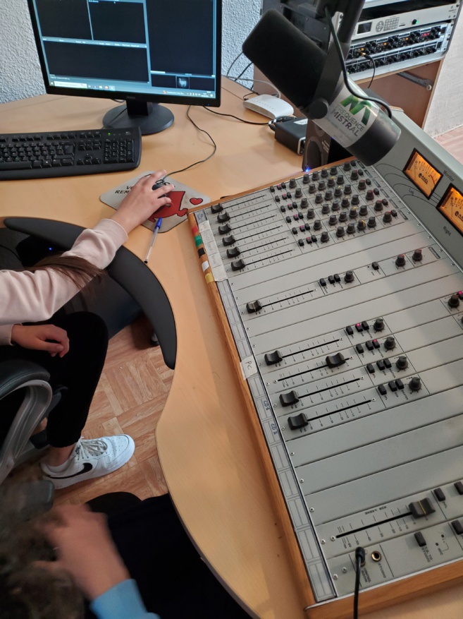 Emission du Collège Jean Giono de Manosque sur le thème de l'engagement Emission du Collège Jean Giono de Manosque sur le thème de l'engagement