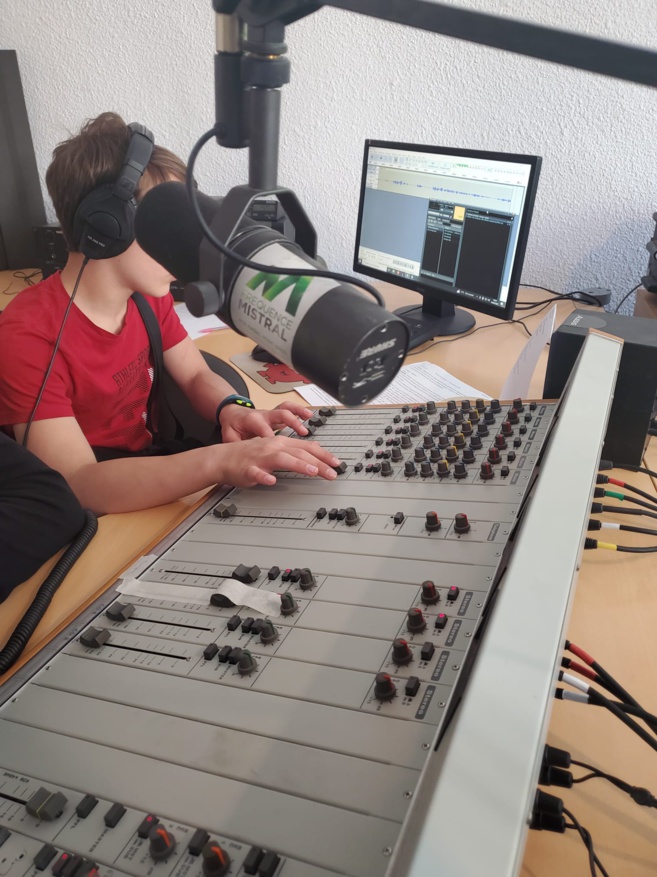 Emission du Collège Jean Giono de Manosque sur le thème de l'engagement Emission du Collège Jean Giono de Manosque sur le thème de l'engagement