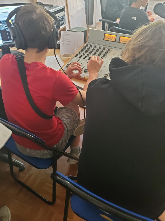 Emission du Collège Jean Giono de Manosque sur le thème de l'engagement Emission du Collège Jean Giono de Manosque sur le thème de l'engagement