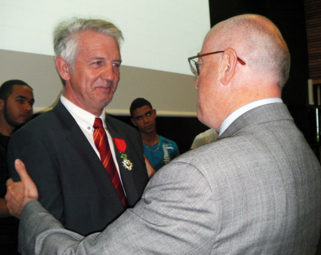 Michel Patswa, le proviseur de Martin-Bret devenu Chevalier de la Légion d’honneur Michel Patswa, le proviseur de Martin-Bret devenu Chevalier de la Légion d’honneur