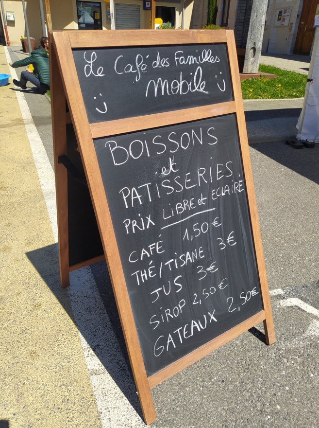 Le Café des familles en itinérance pour la Rue pour tous, Rue aux enfants, à Chorges Le Café des familles en itinérance pour la Rue pour tous, Rue aux enfants, à Chorges