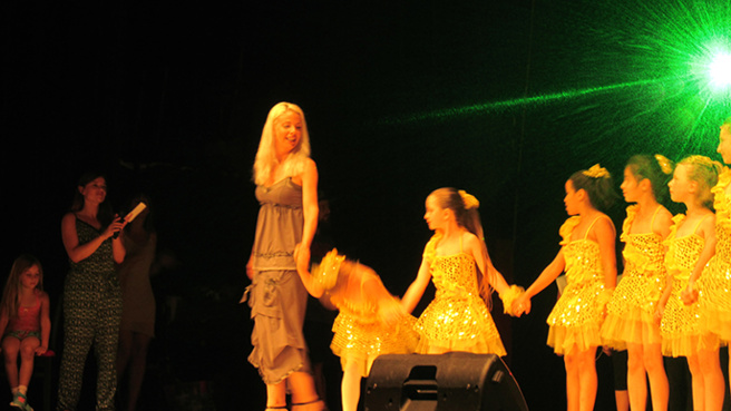 Les élèves de piano et de danse de l’école du sous-sol ont ravi le public dignois. Les élèves de piano et de danse de l’école du sous-sol ont ravi le public dignois.