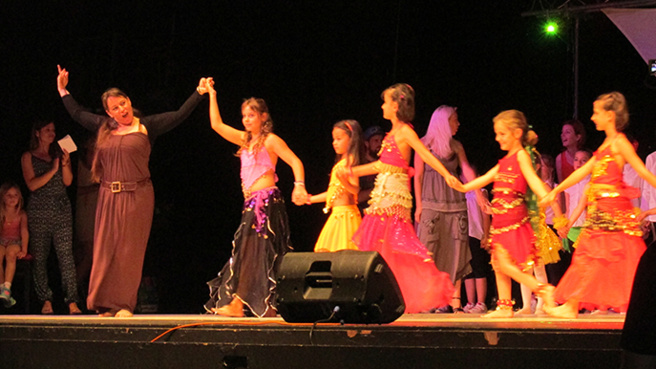 Les élèves de piano et de danse de l’école du sous-sol ont ravi le public dignois. Les élèves de piano et de danse de l’école du sous-sol ont ravi le public dignois.