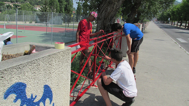 Des jeunes Dignois ont participé à l’embellissement de leur ville Des jeunes Dignois ont participé à l’embellissement de leur ville