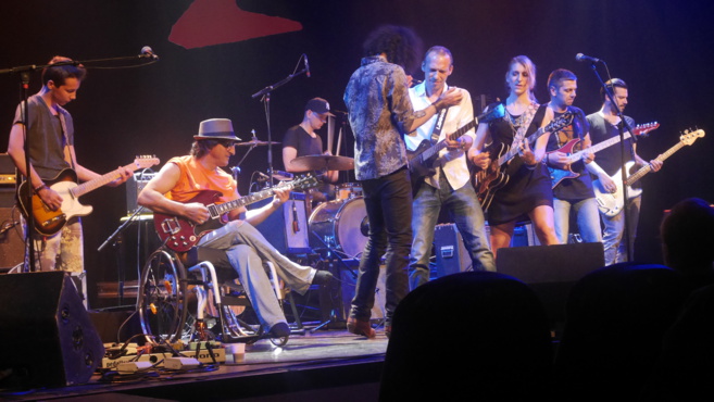 Gaëlle Buswel et les musiciens de la master class tapent le boeuf à Digne-les-Bains Gaëlle Buswel et les musiciens de la master class tapent le boeuf à Digne-les-Bains