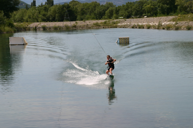 Une activité originale et non polluante : le téléski nautique Une activité originale et non polluante : le téléski nautique
