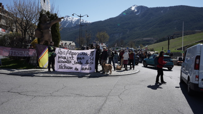 Manifestation des opposants aux JO d'hiver 2030 lors de la visite du CIO à Briançon Manifestation des opposants aux JO d'hiver 2030 lors de la visite du CIO à Briançon