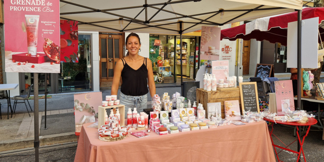 Lune à l'autre sur le Marché du Terroir à Digne les bains Lune à l'autre sur le Marché du Terroir à Digne les bains