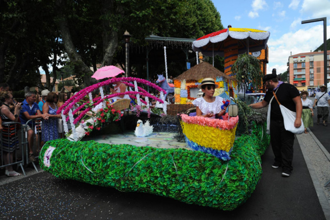Un apéritif convivial pour dresser le bilan du Corso de la Lavande. Un apéritif convivial pour dresser le bilan du Corso de la Lavande.