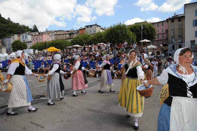 Un apéritif convivial pour dresser le bilan du Corso de la Lavande. Un apéritif convivial pour dresser le bilan du Corso de la Lavande.