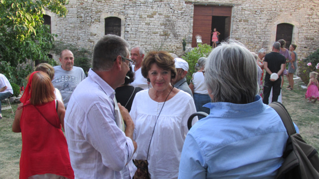 Les propriétaires du château de Lardiers récompensés par la Fondation de Patrimoine de France pour la rénovation de leur bâtisse. Les propriétaires du château de Lardiers récompensés par la Fondation de Patrimoine de France pour la rénovation de leur bâtisse.