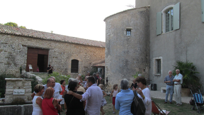 Les propriétaires du château de Lardiers récompensés par la Fondation de Patrimoine de France pour la rénovation de leur bâtisse. Les propriétaires du château de Lardiers récompensés par la Fondation de Patrimoine de France pour la rénovation de leur bâtisse.