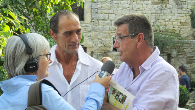 Les propriétaires du château de Lardiers récompensés par la Fondation de Patrimoine de France pour la rénovation de leur bâtisse. Les propriétaires du château de Lardiers récompensés par la Fondation de Patrimoine de France pour la rénovation de leur bâtisse.