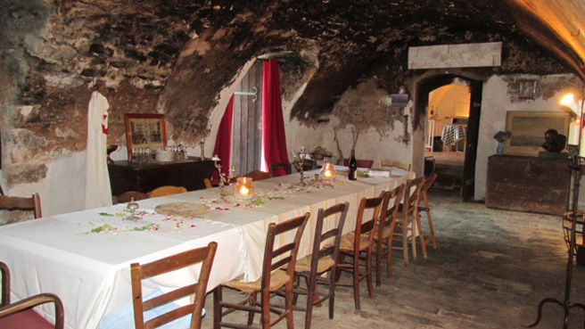 Les propriétaires du château de Lardiers récompensés par la Fondation de Patrimoine de France pour la rénovation de leur bâtisse. Les propriétaires du château de Lardiers récompensés par la Fondation de Patrimoine de France pour la rénovation de leur bâtisse.