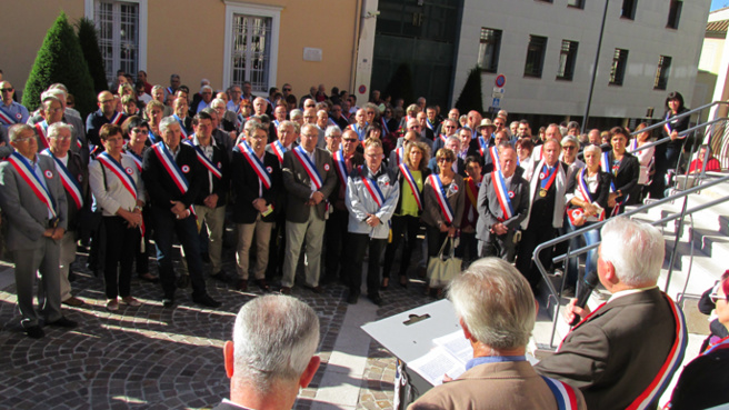 Les maires du 04 manifestaient à Digne samedi Les maires du 04 manifestaient à Digne samedi