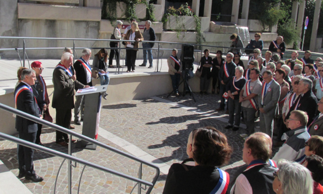 Les maires du 04 manifestaient à Digne samedi Les maires du 04 manifestaient à Digne samedi