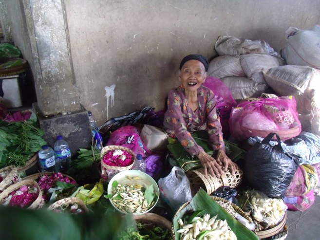 une des 90 personnes de l'île de Java avec qui travaille Hélène Relinger-Samadi