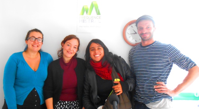 Anaïs (à.g) et Mélissa (en rouge) accompagnée de Tiago, 1mois et demi, caché dans sa poche kangourou, les créatrices des Martmites, François artiste danseur choréphraphique et Camille Garcia, journaliste Anaïs (à.g) et Mélissa (en rouge) accompagnée de Tiago, 1mois et demi, caché dans sa poche kangourou, les créatrices des Martmites, François artiste danseur choréphraphique et Camille Garcia, journaliste