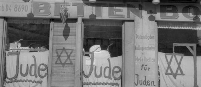 La devanture d'un magasin juif en Allemagne au lendemain de la Nuit de Cristal