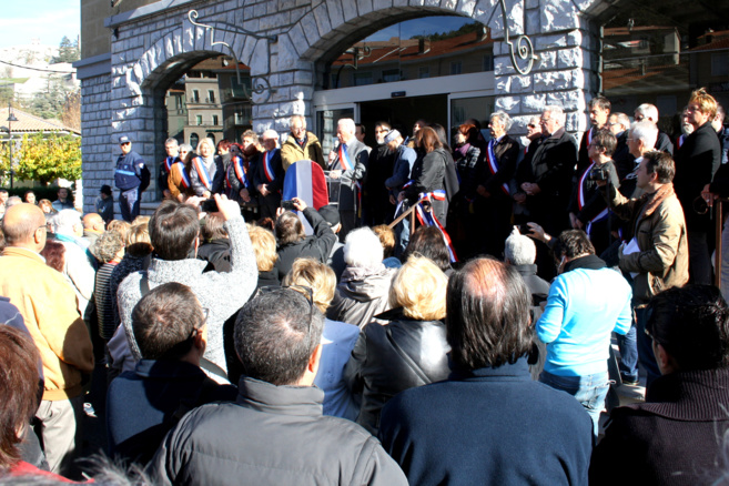 A Sisteron des centaines de personnes se sont rassemblées pour dire non à la barbarie ! A Sisteron des centaines de personnes se sont rassemblées pour dire non à la barbarie !