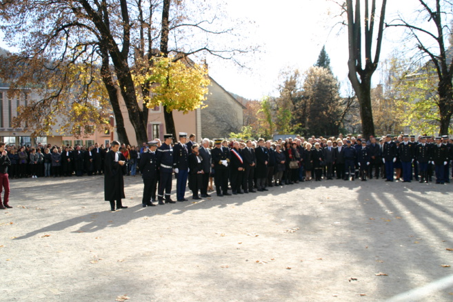 Gap : Une minute de silence pour une ville qui a perdu ses enfants lors des attentats de Paris Gap : Une minute de silence pour une ville qui a perdu ses enfants lors des attentats de Paris
